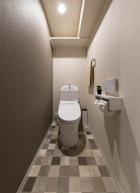 アクセントになる壁紙とフロアで シックでおしゃれなトイレ リフォームのスペースアップ